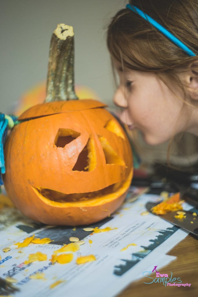 carving pumpking with kids-11