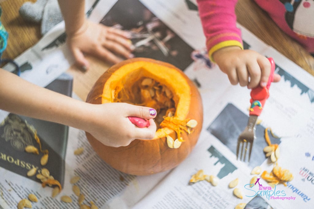 carving pumpking with kids-2