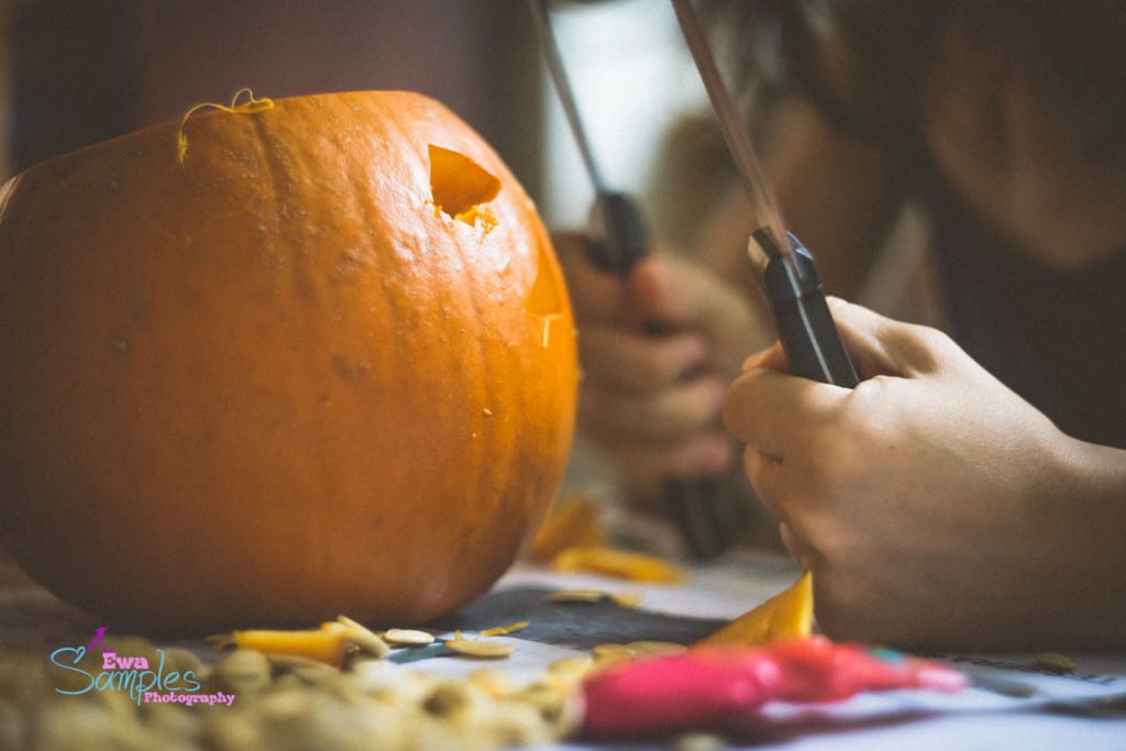 carving pumpking with kids-5
