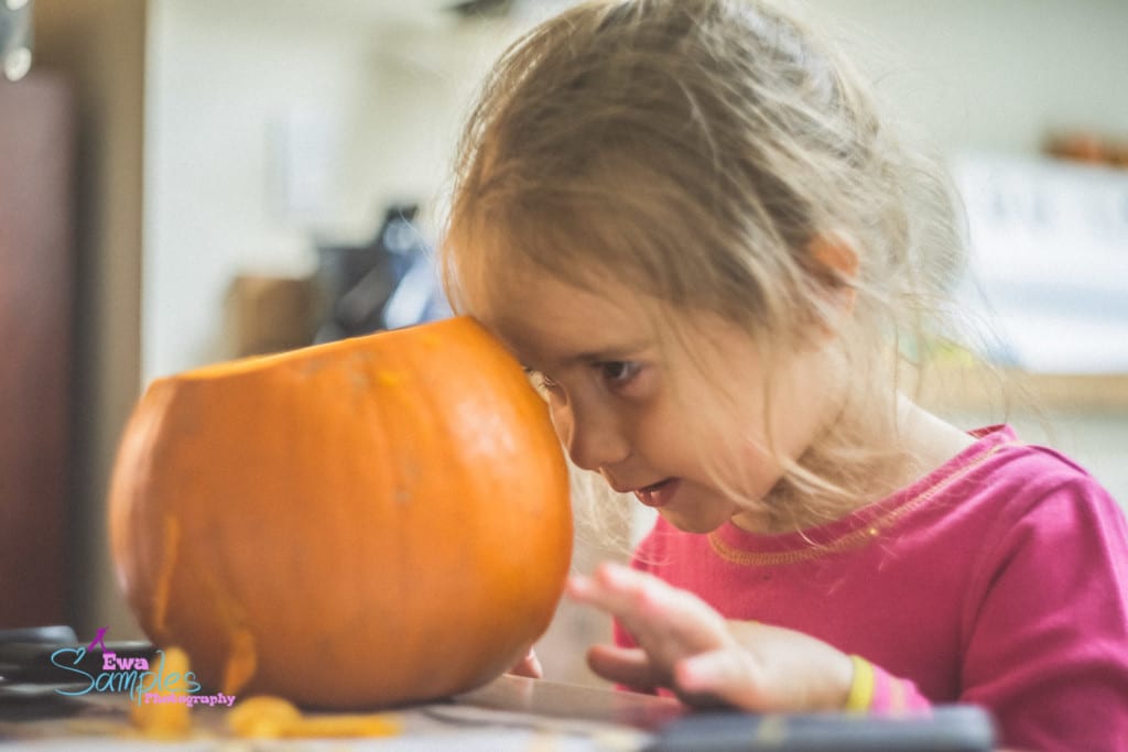carving pumpking with kids-6