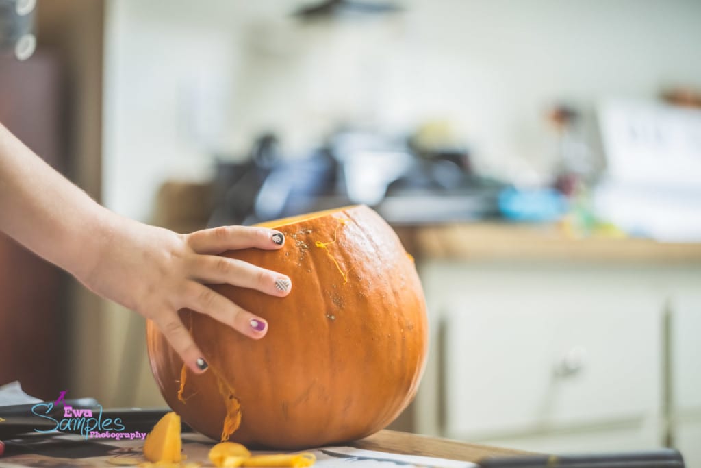 carving pumpking with kids-7